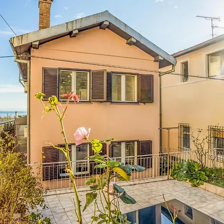 Дом отдыха Amazing In With Wifi